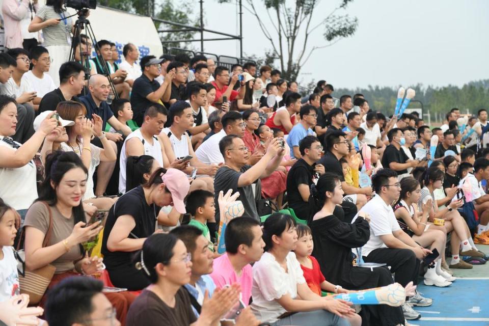 wAA, LvR, 群众驻足观