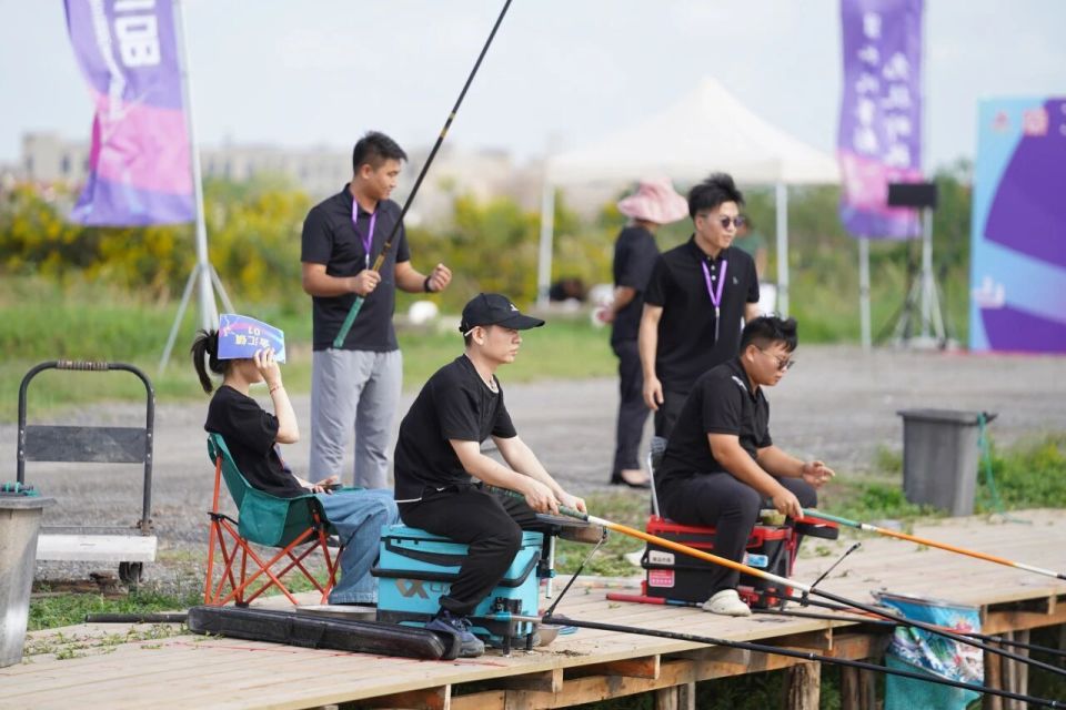 他猛地提竿 他猛地提竿